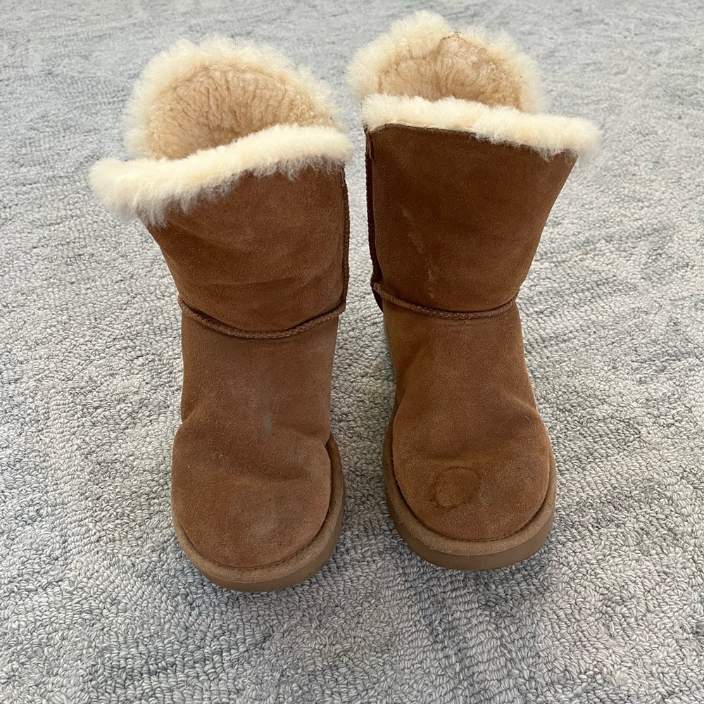 Great used condition Ugg Mid Boots in beige size 5